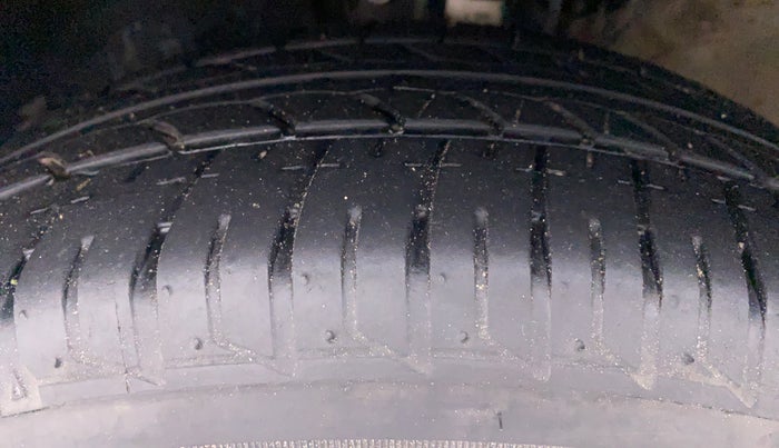 2018 Volkswagen Ameo COMFORTLINE 1.0, Petrol, Manual, 60,118 km, Left Front Tyre Tread