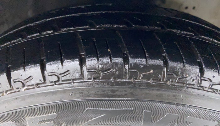2016 Hyundai Eon D LITE PLUS(O), Petrol, Manual, 43,717 km, Right Front Tyre Tread