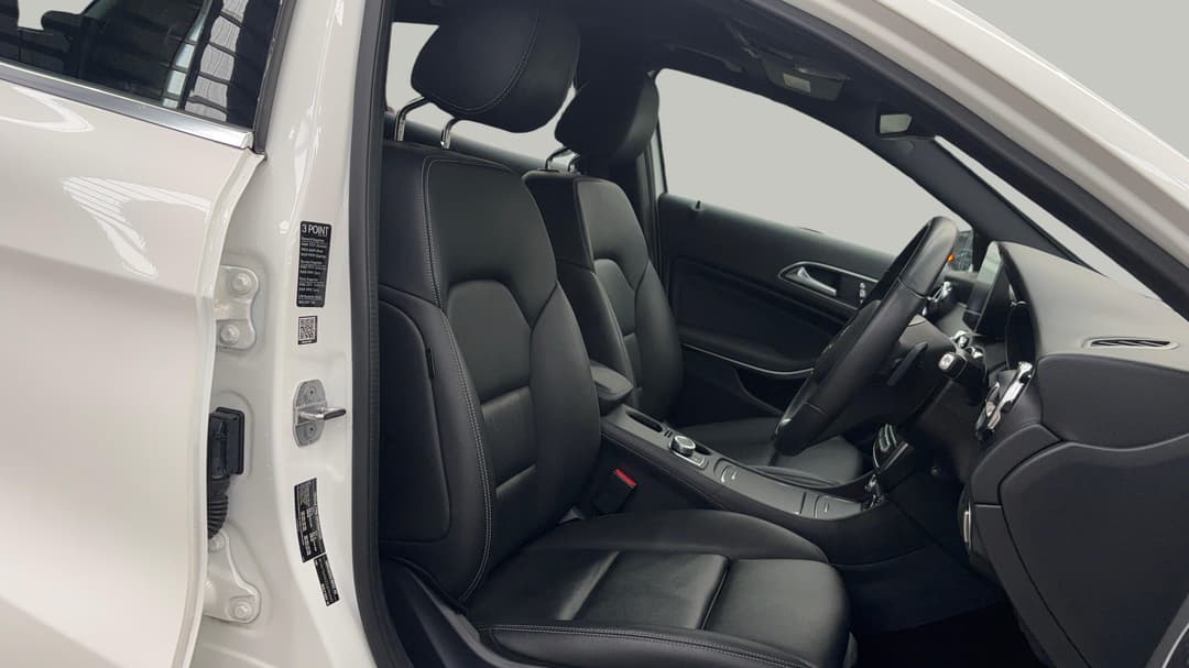 2019 Mercedes-benz GLA 180, Automatic, 41083 km, Right Side Front Door Cabin View