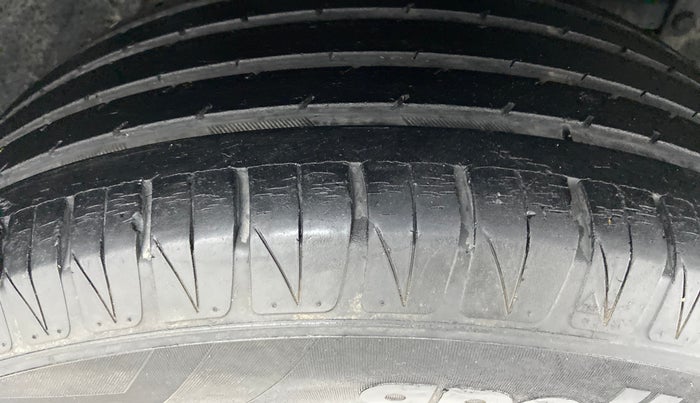 2017 Maruti Vitara Brezza ZDI PLUS DUAL TONE, Diesel, Manual, 38,251 km, Right Front Tyre Tread