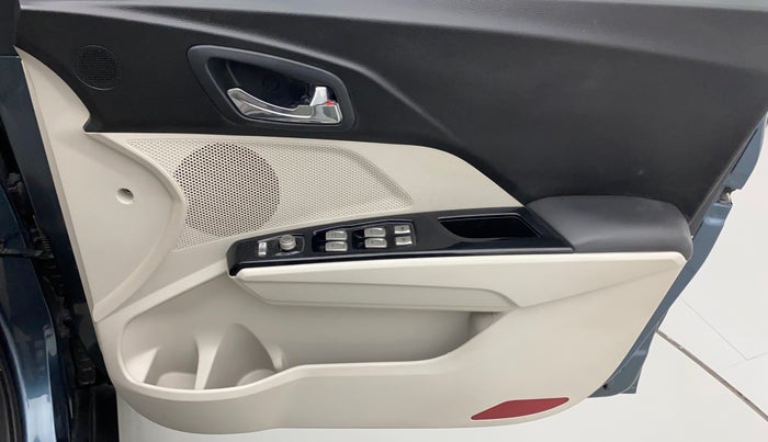 2022 Mahindra XUV300 W8 (O) 1.2 PETROL AMT, Petrol, Automatic, 12,801 km, Driver Side Door Panels Control