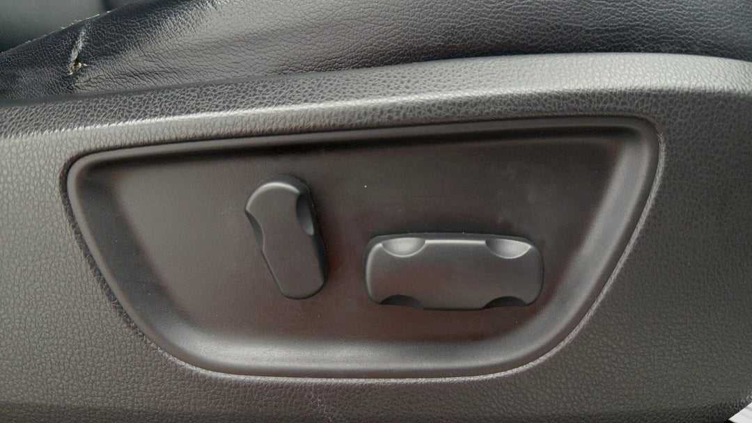 2016 Mitsubishi Pajero Sport Gls (4x4), Automatic, 169278 km, Drivers Side Adjustment Panel