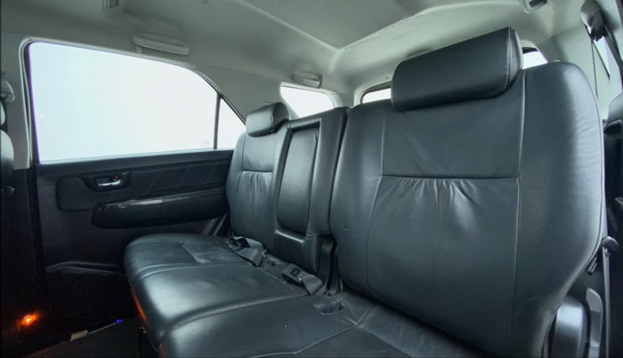 2016 Toyota Fortuner 3.0 MT 4X4, Diesel, Manual, 47,185 km, Right Side Rear Door Cabin