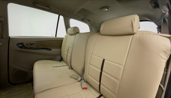 2013 Toyota Innova 2.5 GX 8 STR BS IV, Diesel, Manual, 80,739 km, Right Side Door Cabin View