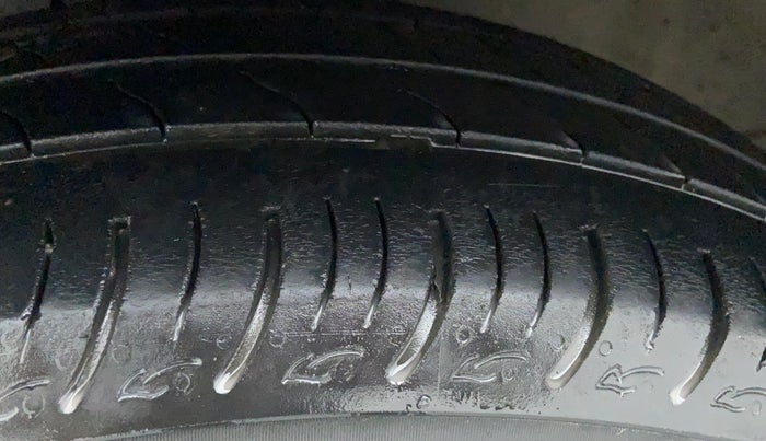 2015 Maruti Ertiga VXI, Petrol, Manual, 89,315 km, Left Front Tyre Tread