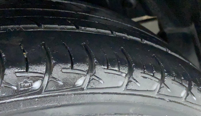 2015 Maruti Ertiga VXI, Petrol, Manual, 89,315 km, Right Rear Tyre Tread