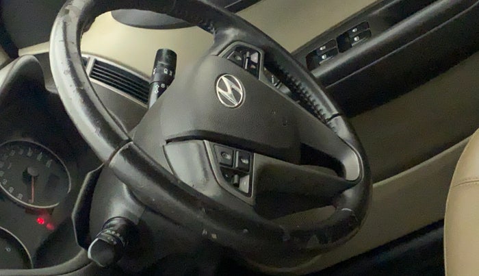2012 Hyundai i20 SPORTZ 1.4 CRDI, Diesel, Manual, 70,295 km, Steering wheel - Steering cover is minor torn
