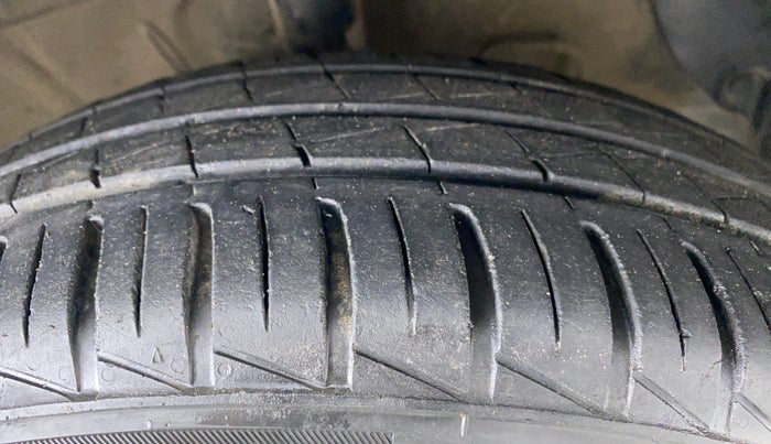 2021 Hyundai AURA S CNG, CNG, Manual, 34,584 km, Right Front Tyre Tread