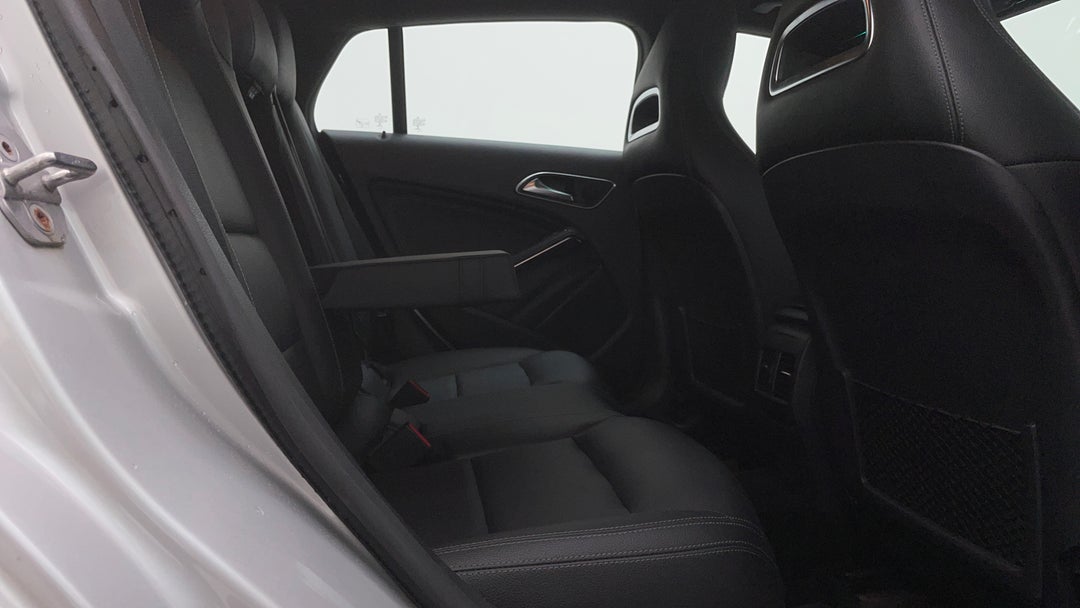 2018 Mercedes-benz CLA 200 Shooting Brake, Automatic, 71812 km, Right Side Rear Door Cabin View