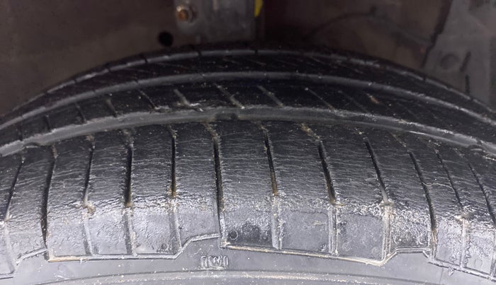 2013 Maruti Ertiga ZDI, Diesel, Manual, 98,482 km, Right Front Tyre Tread