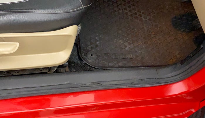 2015 Volkswagen Polo HIGHLINE1.2L, Petrol, Manual, 66,830 km, Driver-side door - Beading has minor damage