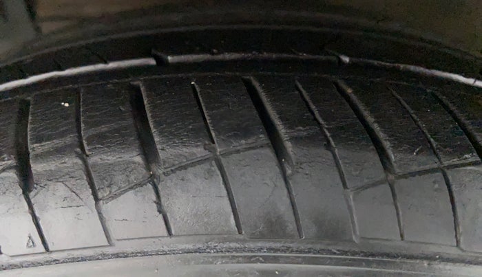 2015 Maruti Ciaz  ZDI SHVS, Diesel, Manual, 1,23,834 km, Left Front Tyre Tread