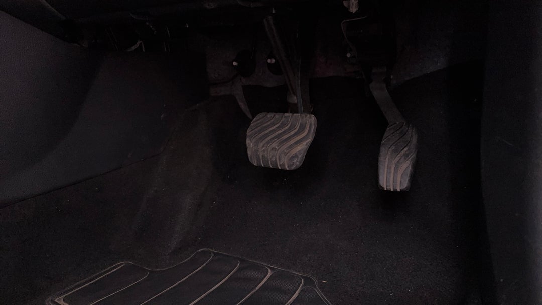 2023 Nissan Juke St-l, Automatic, 57218 km, Pedals and Footmat