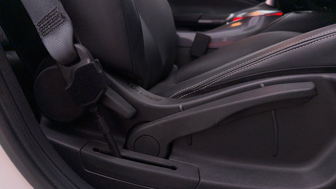 2023 Nissan Juke St-l, Automatic, 57218 km, Drivers Side Adjustment Panel