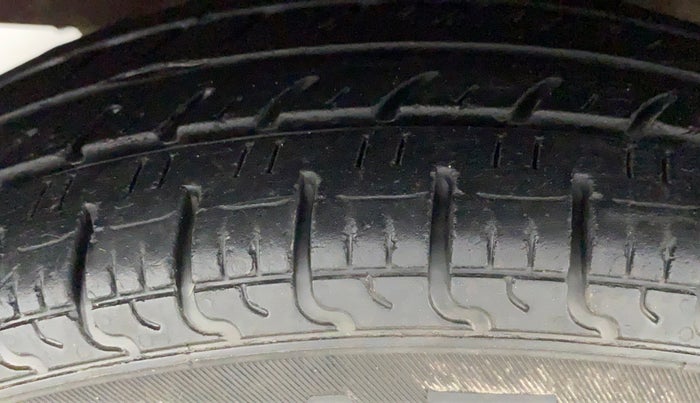 2015 Hyundai i10 MAGNA 1.1, Petrol, Manual, 71,205 km, Left Front Tyre Tread