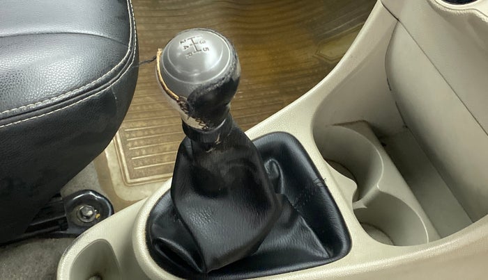 2014 Toyota Etios Liva G, Petrol, Manual, 45,164 km, Gear lever - Boot cover slightly torn