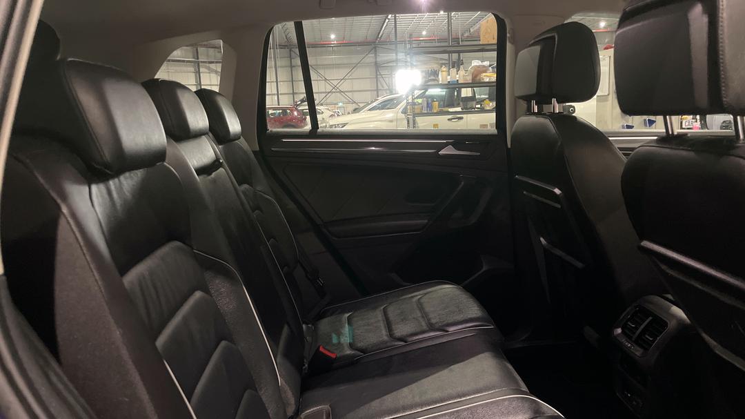 2018 Volkswagen Tiguan 132 Tsi Comfortline, Automatic, 120723 km, Right Side Rear Door Cabin View