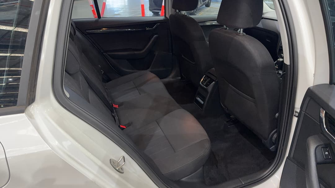 2018 SKODA Octavia 110 Tsi, Automatic, 155780 km, Right Side Rear Door Cabin View