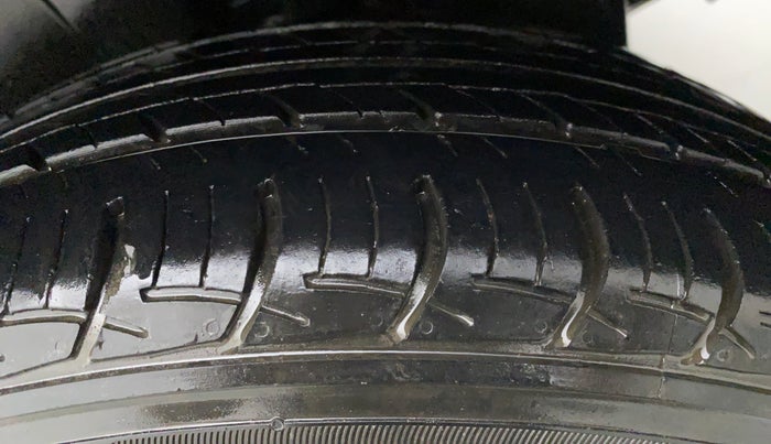 2014 Maruti Swift ZXI, Petrol, Manual, 69,445 km, Left Front Tyre Tread