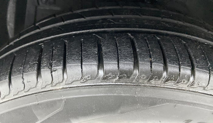 2014 Maruti Swift ZDI, Diesel, Manual, 73,654 km, Left Front Tyre Tread
