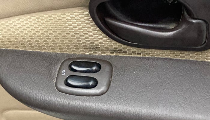 2013 Hyundai Santro Xing GL PLUS, Petrol, Manual, 77,272 km, Right front window switch / handle - Minor damage