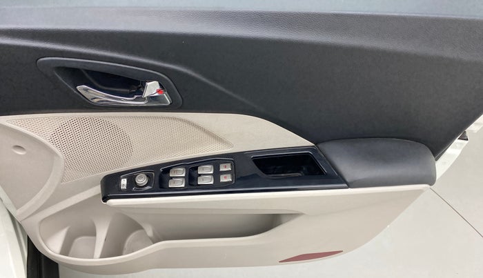 2020 Mahindra XUV300 1.2 W8 OPT, Petrol, Manual, 92,011 km, Driver Side Door Panels Control