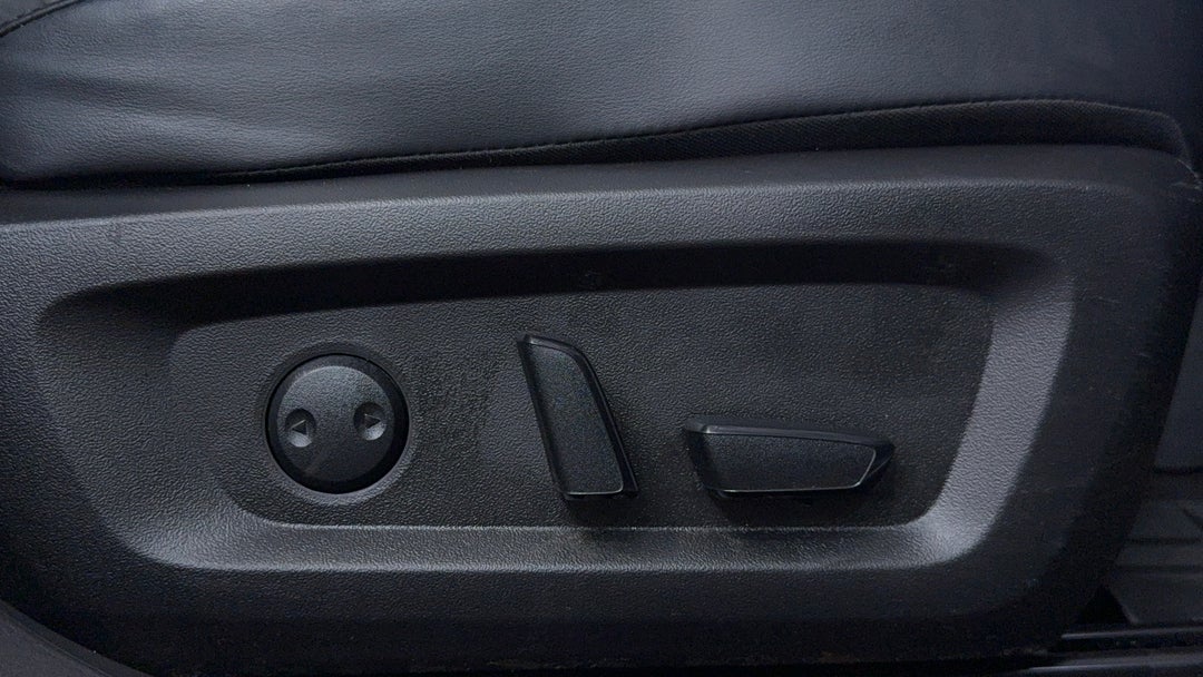 2023 Mitsubishi Outlander Ls Black Edition 7 Seat (2WD), Automatic, 24126 km, Drivers Side Adjustment Panel