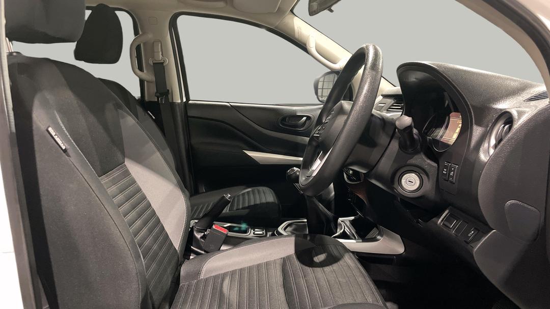 2022 Nissan Navara Sl (4x2), Manual, 37436 km, Right Side Front Door Cabin View