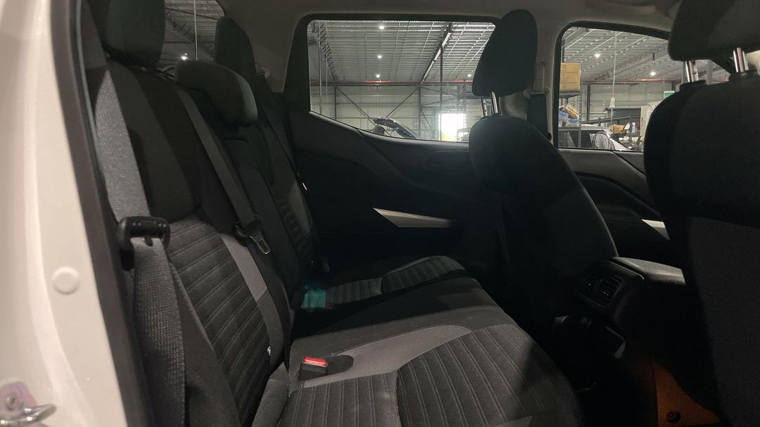 2022 Nissan Navara Sl (4x2), Manual, 37436 km, Right Side Rear Door Cabin View