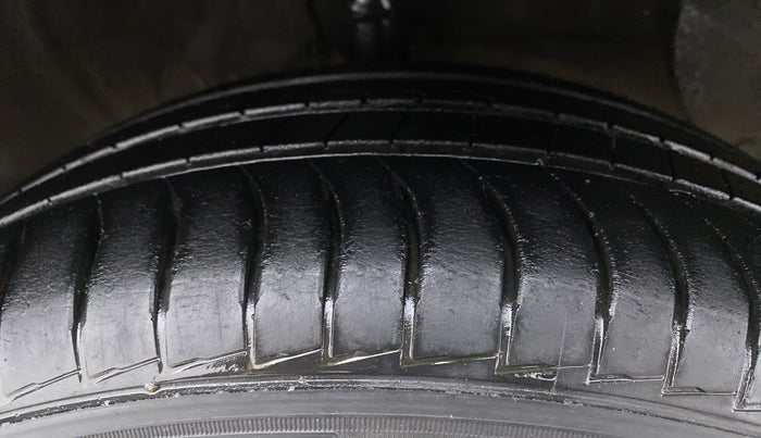 2020 Hyundai AURA SX 1.2 (O), Petrol, Manual, 30,559 km, Right Front Tyre Tread