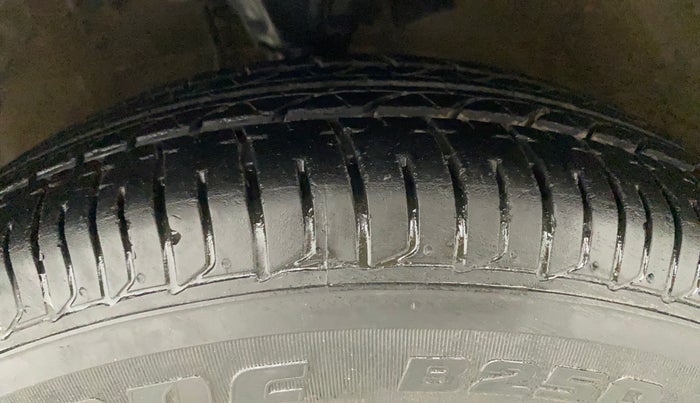 2015 Hyundai i10 SPORTZ 1.1, Petrol, Manual, 27,618 km, Left Front Tyre Tread