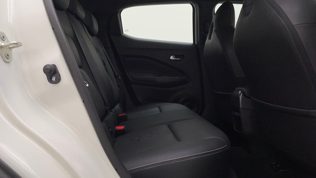 2023 Nissan Juke St-l, Automatic, 13565 km, Right Side Rear Door Cabin View