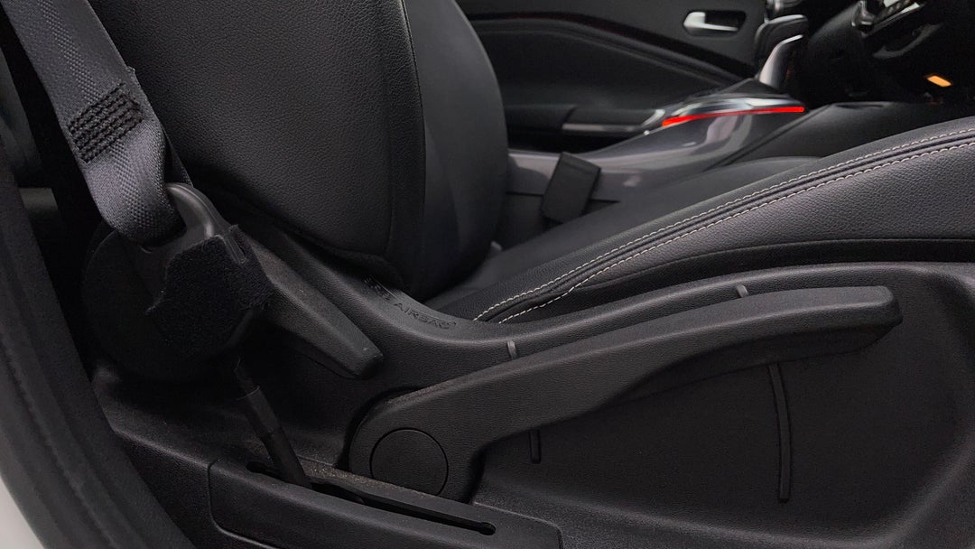 2023 Nissan Juke St-l, Automatic, 13565 km, Drivers Side Adjustment Panel