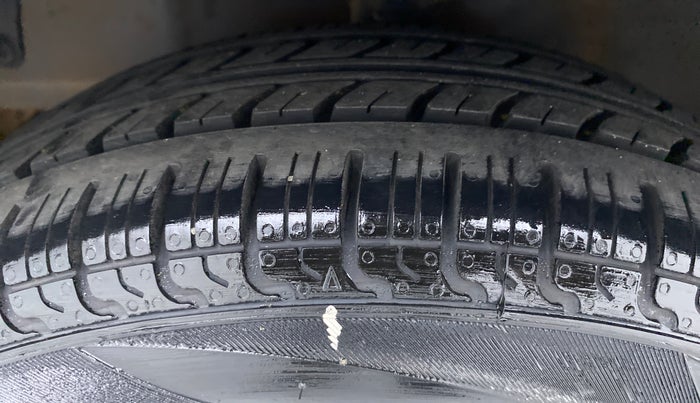 2017 Hyundai Eon ERA PLUS, Petrol, Manual, 36,960 km, Left Front Tyre Tread