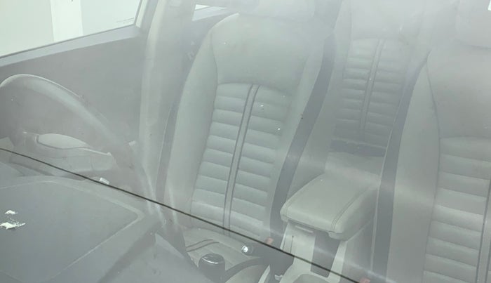 2019 Mahindra XUV300 1.5 W4 MT, Diesel, Manual, 53,218 km, Front windshield - Minor spot on windshield