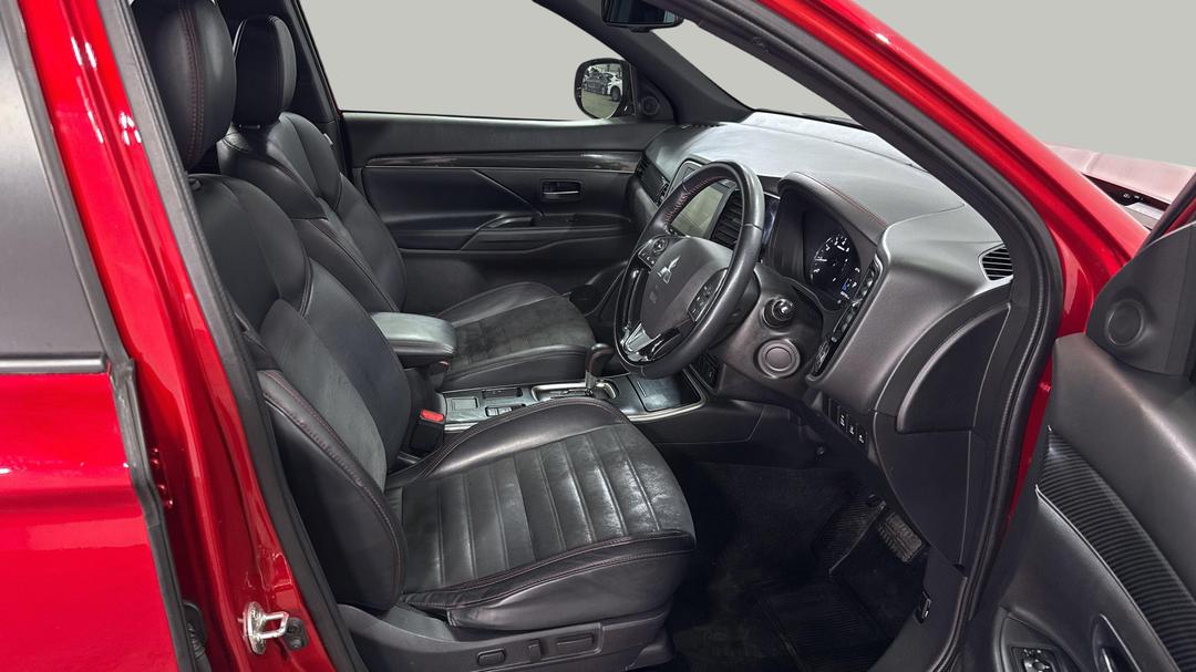 2021 Mitsubishi Outlander Black Edition 7 Seat (2WD), Automatic, 50194 km, Right Side Front Door Cabin View