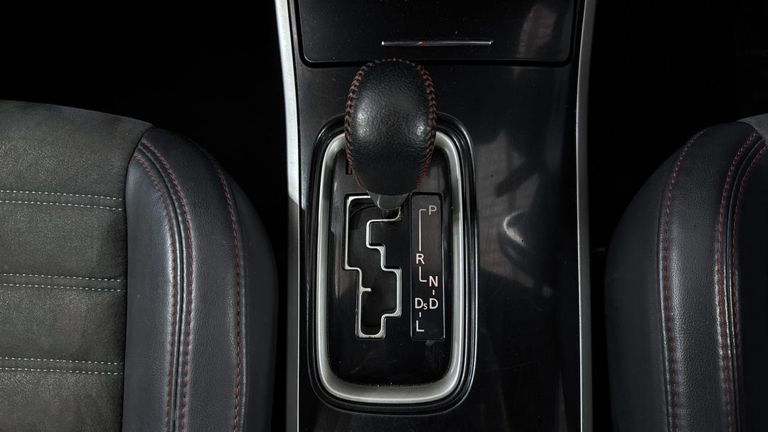 2021 Mitsubishi Outlander Black Edition 7 Seat (2WD), Automatic, 50194 km, Gear Lever 