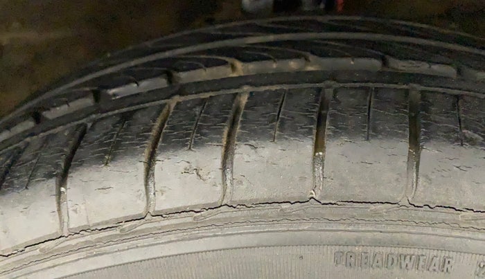 2015 Maruti Ciaz VXI+, Petrol, Manual, 16,909 km, Right Front Tyre Tread