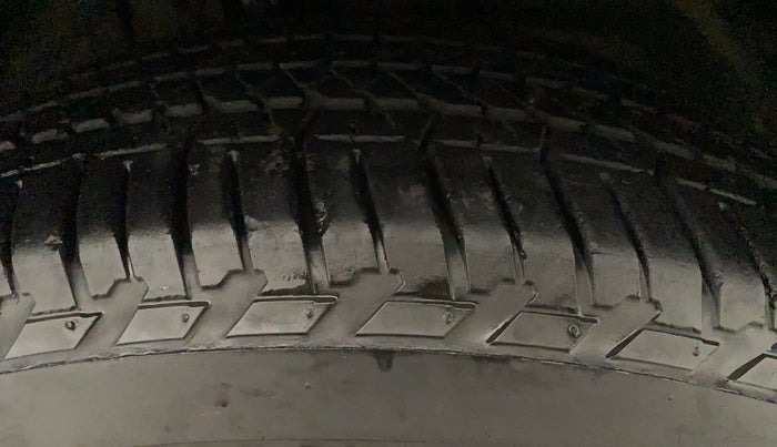 2018 Mahindra XUV500 W11, Diesel, Manual, 1,19,911 km, Left Front Tyre Tread