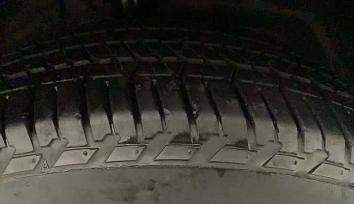 2018 Mahindra XUV500 W11, Diesel, Manual, 1,19,911 km, Right Front Tyre Tread