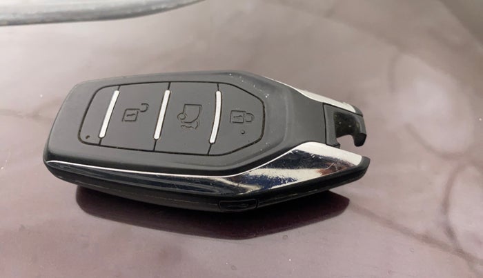 2018 Mahindra XUV500 W11, Diesel, Manual, 1,19,911 km, Lock system - Mechanical key minor damage