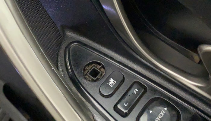 2018 Mahindra XUV500 W11, Diesel, Manual, 1,19,911 km, Left rear-view mirror - ORVM switch has minor damage