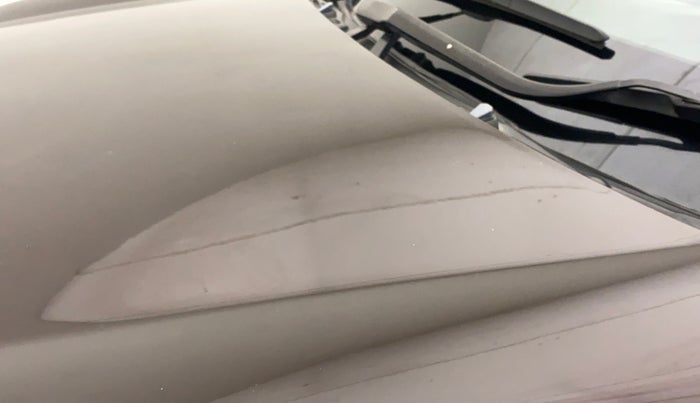 2018 Mahindra XUV500 W11, Diesel, Manual, 1,19,911 km, Bonnet (hood) - Minor scratches