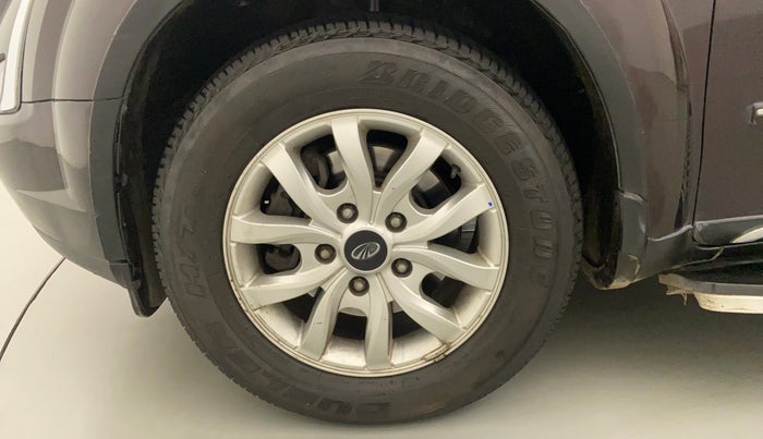 2018 Mahindra XUV500 W11, Diesel, Manual, 1,19,911 km, Left Front Wheel