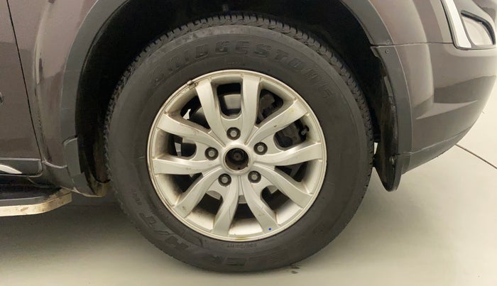 2018 Mahindra XUV500 W11, Diesel, Manual, 1,19,911 km, Right Front Wheel