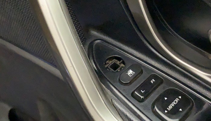 2018 Mahindra XUV500 W11, Diesel, Manual, 1,19,911 km, Right rear-view mirror - ORVM switch has minor damage