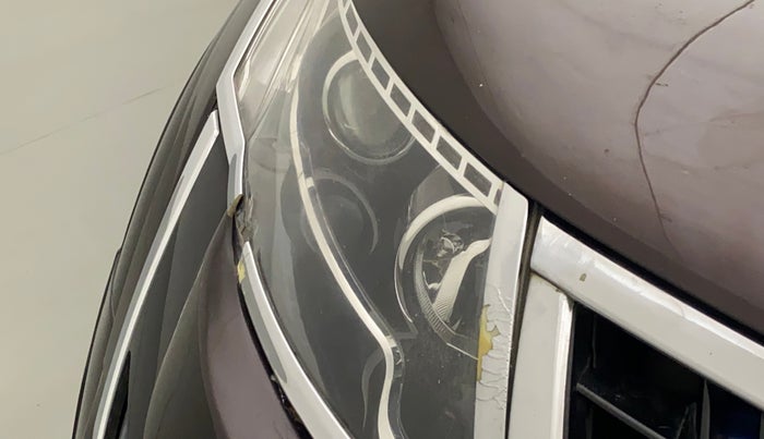 2018 Mahindra XUV500 W11, Diesel, Manual, 1,19,911 km, Right headlight - Minor scratches