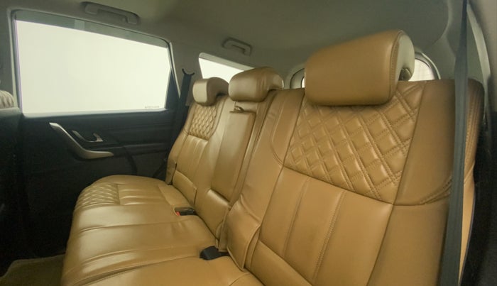 2018 Mahindra XUV500 W11, Diesel, Manual, 1,19,911 km, Right Side Rear Door Cabin