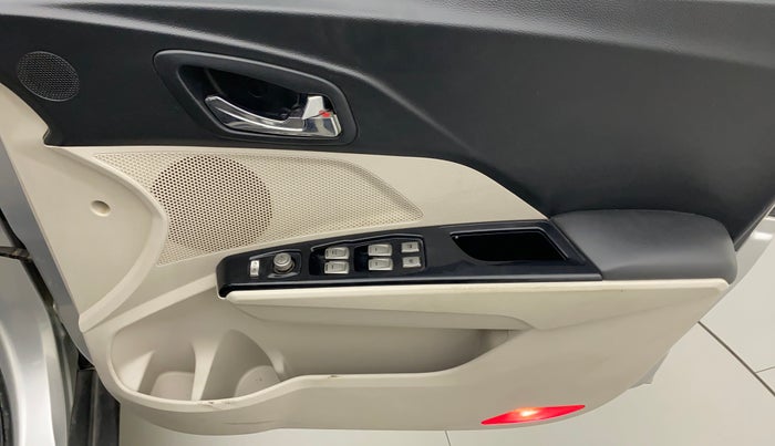 2019 Mahindra XUV300 W8 1.5 DIESEL, Diesel, Manual, 71,169 km, Driver Side Door Panels Control