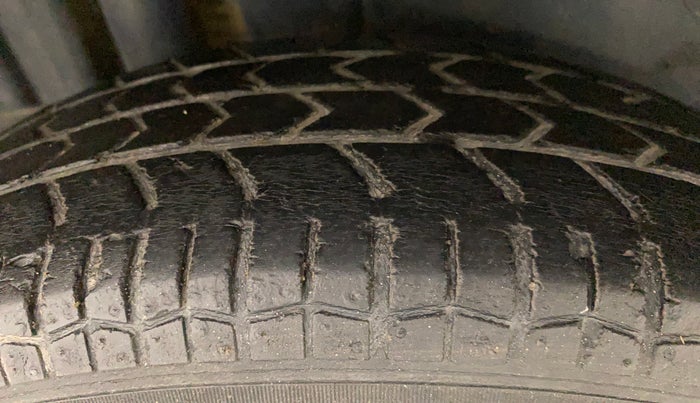 2012 Maruti Swift VXI, Petrol, Manual, 61,377 km, Right Rear Tyre Tread